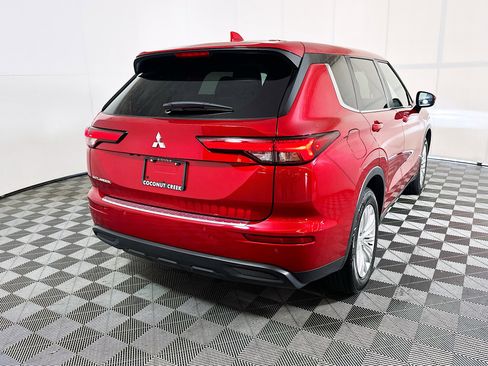 Used 2024 Mitsubishi Outlander ES FWD image 3