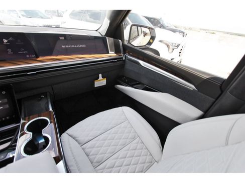 New 2026 Cadillac Escalade Platinum Sport w/ LPO, ONYX Package AWD/4WD image 10