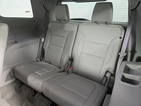 Used 2023 GMC Acadia SLT image 15