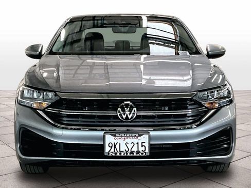 Used 2024 Volkswagen Jetta SE FWD image 3