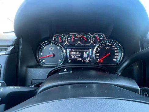 Used 2019 Chevrolet Suburban LT image 17