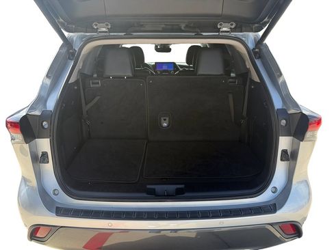 Used 2024 Toyota Highlander Limited FWD image 18