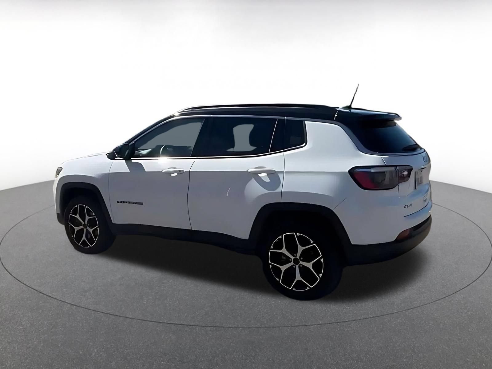 Used 2025 Jeep Compass Limited AWD/4WD image 9