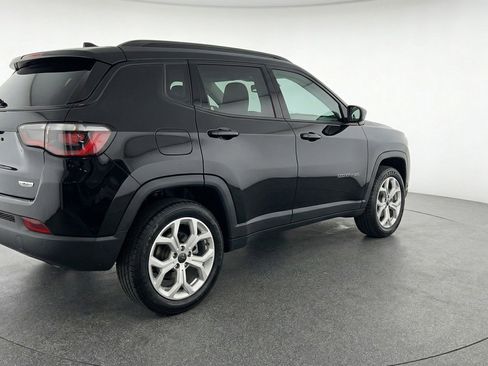 Used 2025 Jeep Compass Latitude AWD/4WD image 9