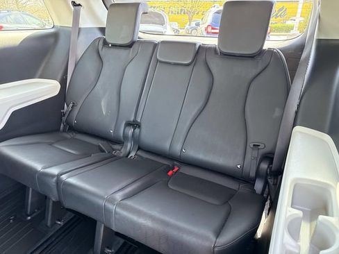 Used 2023 Kia Carnival LX FWD image 16