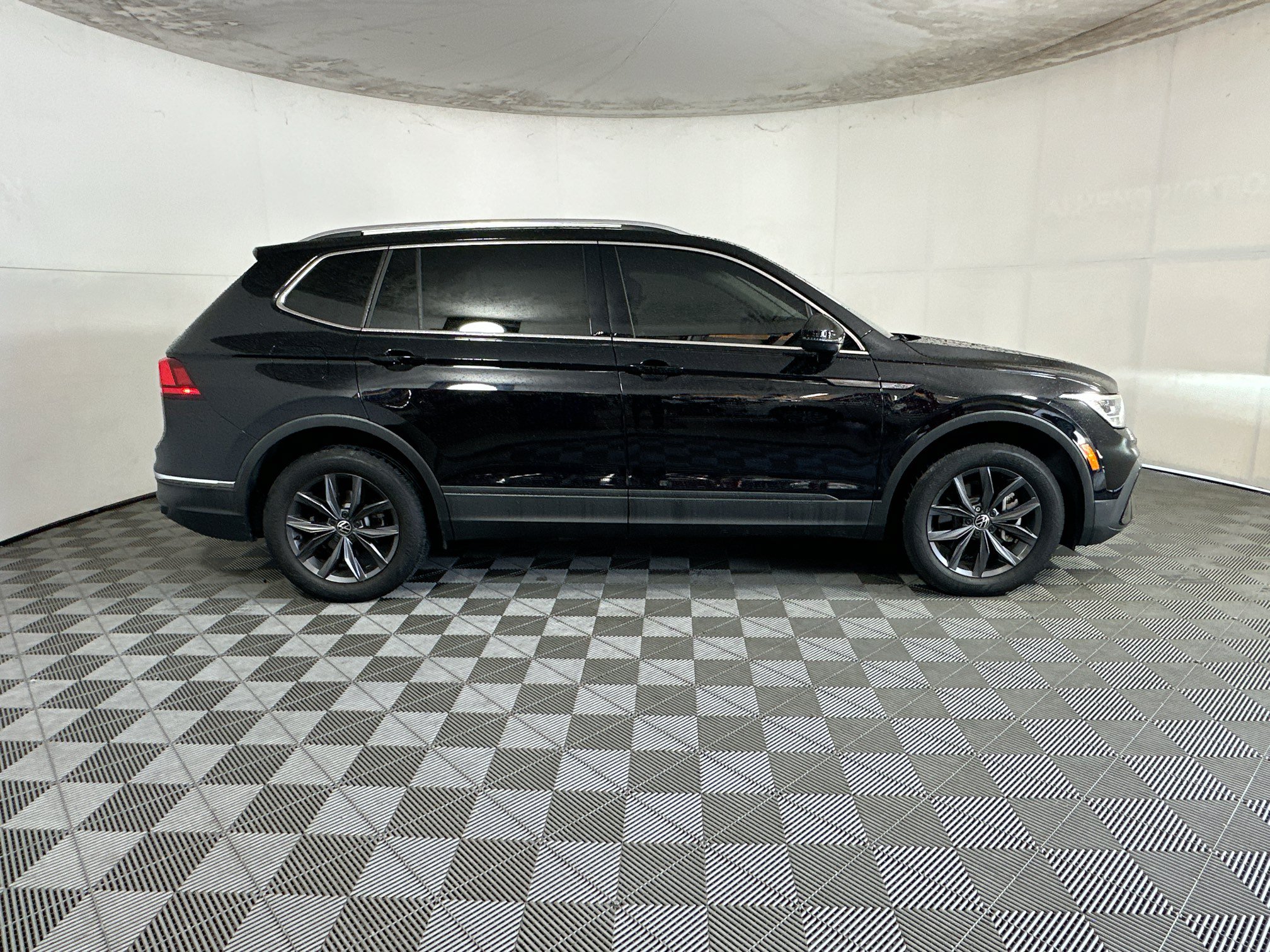 Used 2023 Volkswagen Tiguan SE FWD image 2