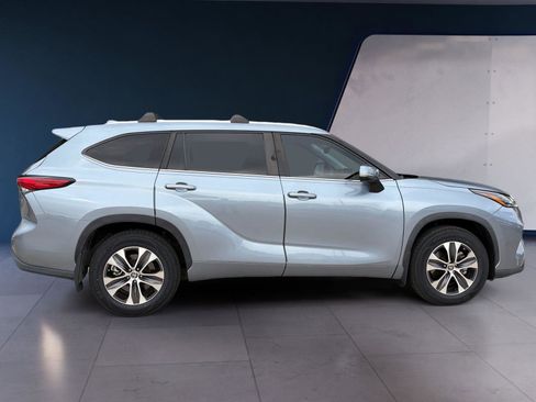 Used 2023 Toyota Highlander XLE image 6