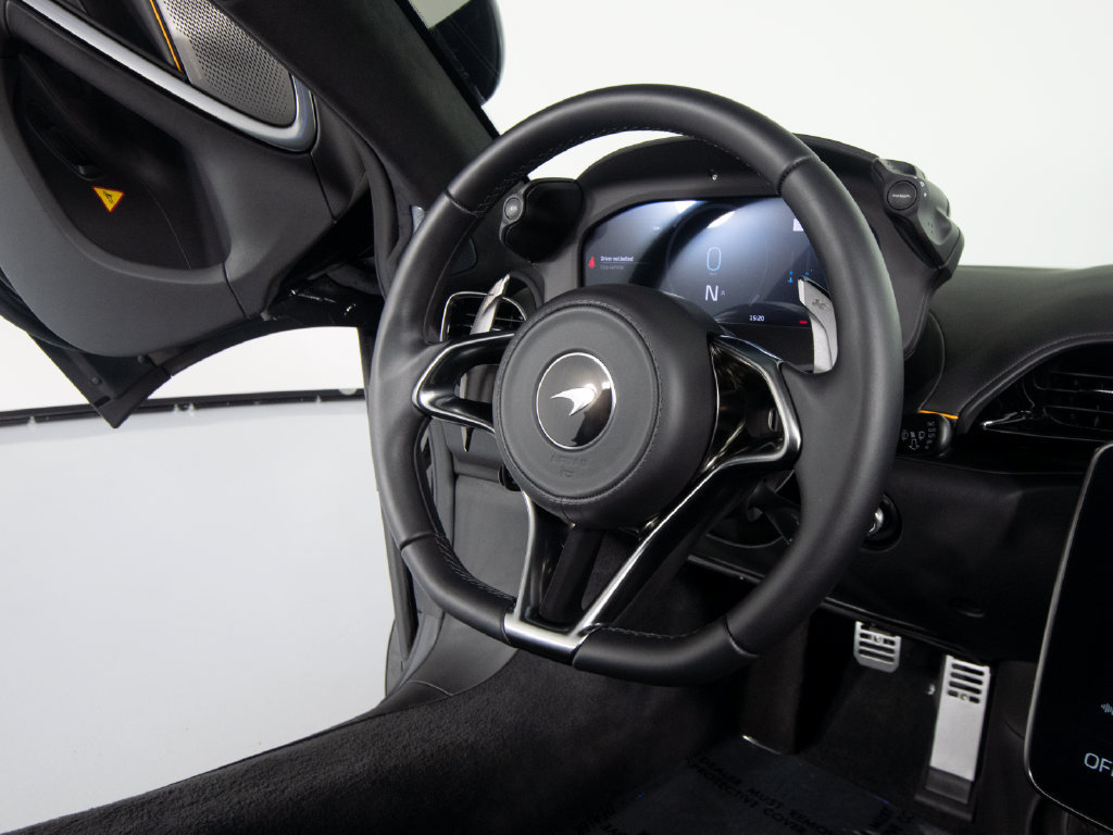 Used 2025 McLaren Artura Spider RWD image 27