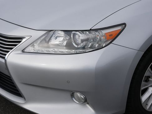 Used 2013 Lexus ES 300h w/ Luxury Pkg FWD image 16