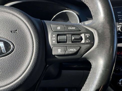 Used 2017 Kia Sedona LX w/ LX Essentials Premium Package FWD image 24