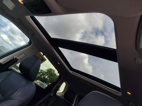 Certified 2024 Nissan Rogue Platinum w/ Platinum Premium Package FWD image 3