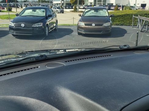 Used 2018 Dodge Grand Caravan SXT w/ Blacktop Package FWD image 17