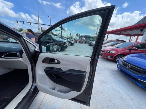 Used 2018 Chrysler Pacifica Touring-L FWD image 16