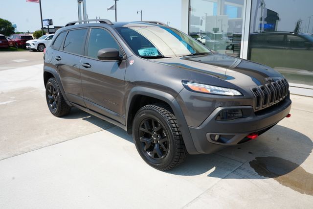 Used 2017 Jeep Cherokee Trailhawk w/ Cold Weather Group AWD/4WD image 30