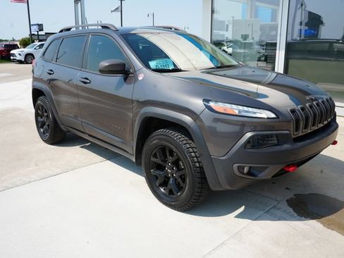 Used 2017 Jeep Cherokee Trailhawk w/ Cold Weather Group AWD/4WD image 30