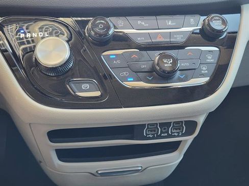 Used 2024 Chrysler Pacifica Touring-L image 15