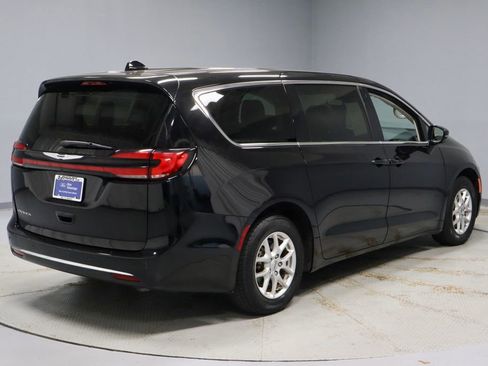 Used 2024 Chrysler Pacifica Touring-L FWD image 12