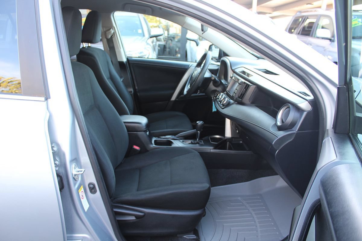 Used 2018 Toyota RAV4 LE FWD image 20