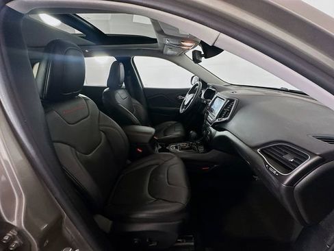 Used 2019 Jeep Cherokee Trailhawk image 29