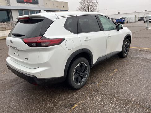 Used 2025 Nissan Rogue SV image 14