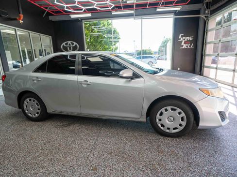 Used 2012 Toyota Camry LE FWD image 5