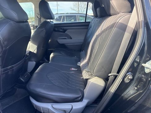 Used 2021 Toyota Highlander L image 9