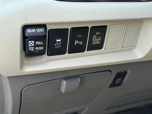 Used 2015 Toyota Sienna XLE w/ XLE Navigation Package FWD image 16