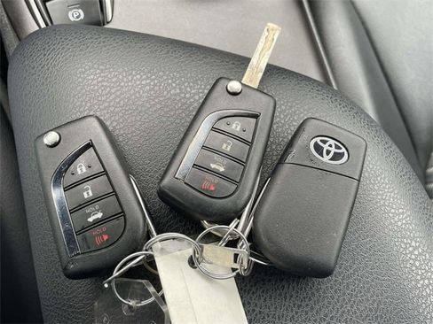 Used 2021 Toyota Camry LE image 34