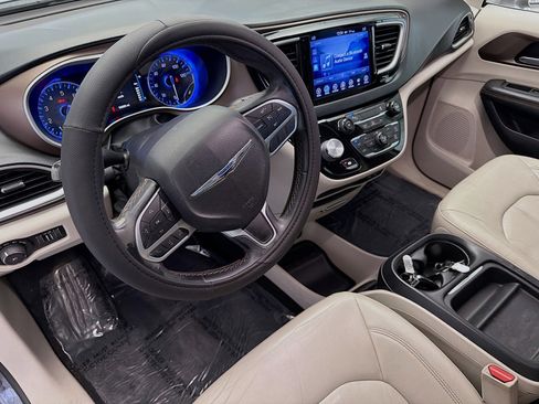 Used 2017 Chrysler Pacifica Touring-L FWD image 7