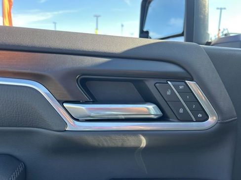 Used 2025 GMC Sierra 2500 Denali w/ Technology Package image 12