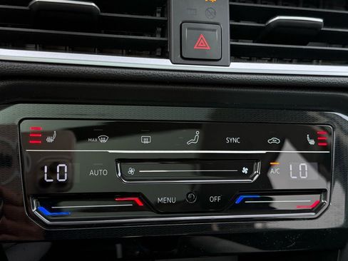 Used 2025 Volkswagen Taos SE image 12