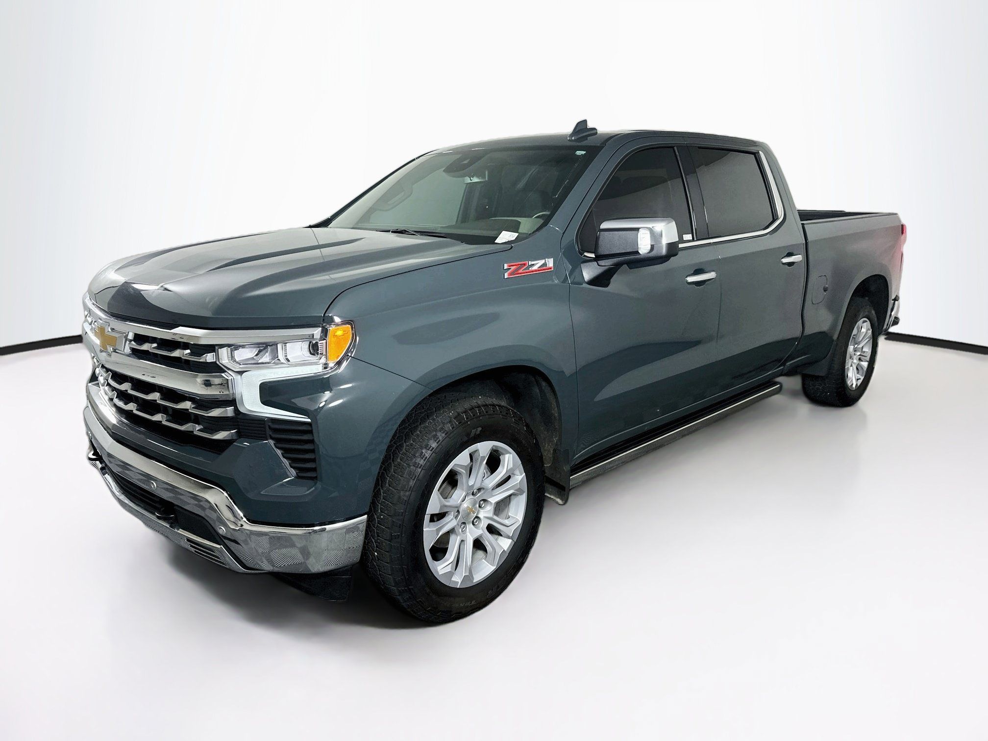 Used 2025 Chevrolet Silverado 1500 LTZ AWD/4WD image 3