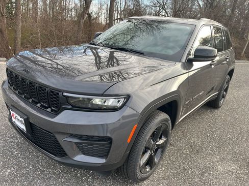 New 2025 Jeep Grand Cherokee Altitude image 4