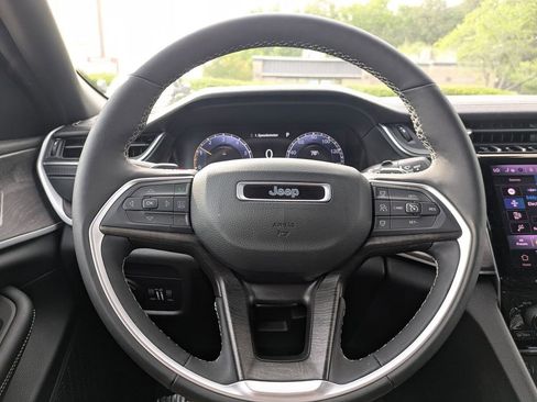 Used 2025 Jeep Grand Cherokee Limited RWD image 16