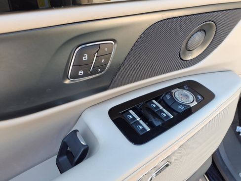 Used 2025 Lincoln Nautilus Reserve image 17