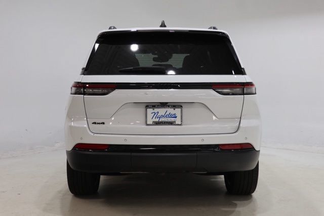 Used 2023 Jeep Grand Cherokee Altitude AWD/4WD image 6