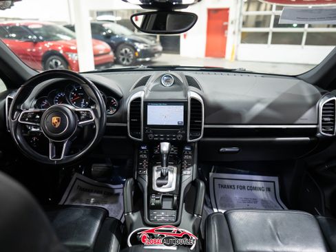 Used 2017 Porsche Cayenne Platinum Edition w/ Premium Package (PJV) image 14