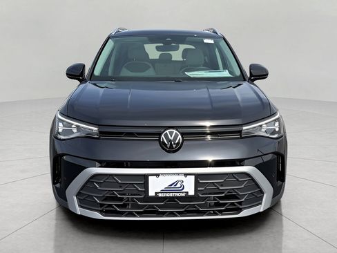 New 2026 Volkswagen Taos SE FWD image 2
