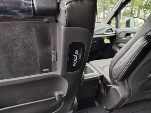 New 2026 Chrysler Pacifica Select FWD image 32