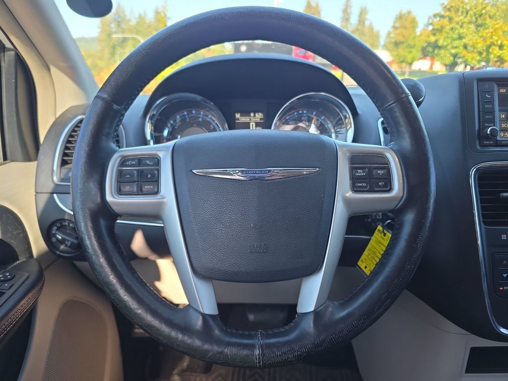 Used 2016 Chrysler Town & Country Touring w/ Driver Convenience Group FWD image 19