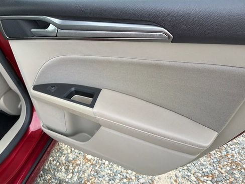 Used 2019 Ford Fusion SE image 28