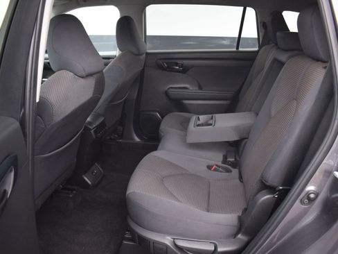 Used 2024 Toyota Highlander LE AWD/4WD image 15