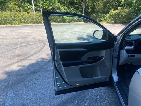 Used 2019 Toyota Highlander Plus FWD image 13