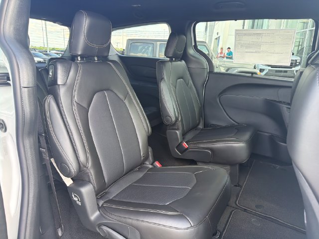 New 2027 Chrysler Pacifica Select FWD image 31