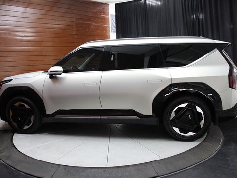 Used 2024 Kia EV9 Land image 16