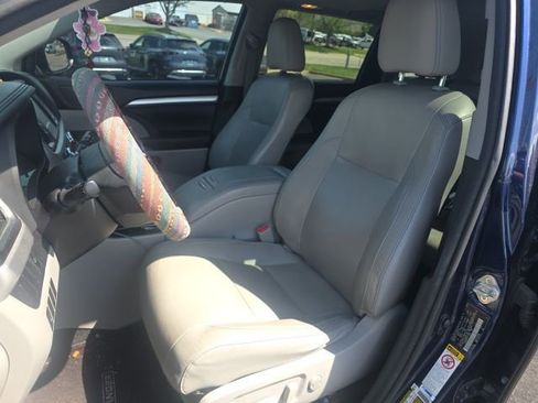 Used 2015 Toyota Highlander XLE image 3