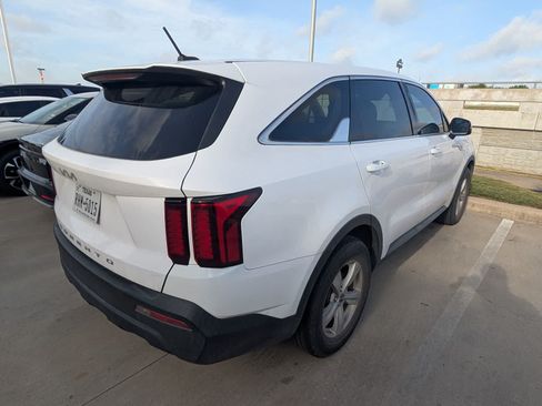 Used 2022 Kia Sorento LX FWD image 4