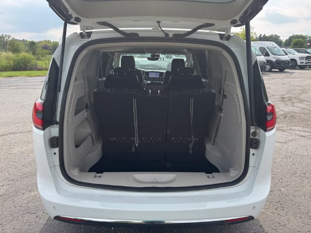 Certified 2024 Chrysler Pacifica Touring-L FWD image 17