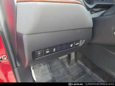 Used 2021 Toyota Venza XLE image 16