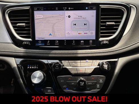 New 2025 Chrysler Pacifica Limited w/ Uconnect Theater Family Group image 13
